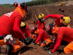 Bombeiros encontram mais um corpo em Brumadinho