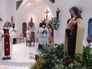 Crianças pagam promessa com rosas na festa de Santa Terezinha