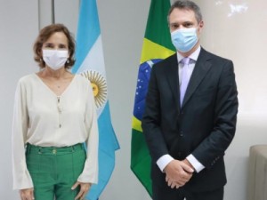 Izolda Cela recebe ministro Rodrigo Bardoneschi para conversar sobre a relação comercial entre Ceará e Argentina