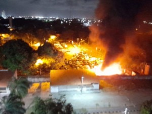 Carros pegam fogo em depósito do Detran em Fortaleza