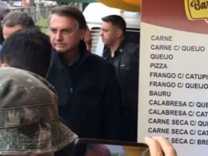 Bolsonaro é multado por não usar máscara durante visita no litoral de SP
