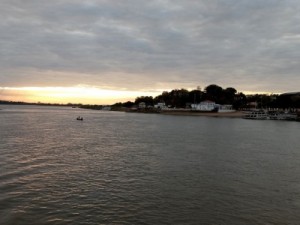 Barco-hotel naufraga e deixa desaparecidos durante vendaval em rio no Pantanal