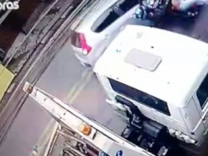 Motorista assaltado atropela dupla que promovia arrastão em moto em Taboão da Serra, na Grande SP