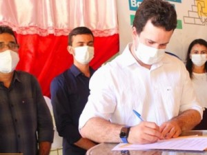 Gestão Pública segue assinando ordem de serviços para reforma de escola em Barbalha