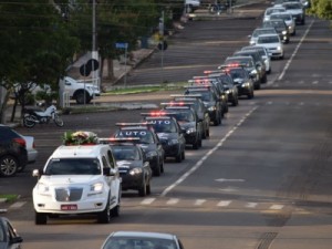 Policiais fazem comboio em homenagem a colega morto a facadas em SC
