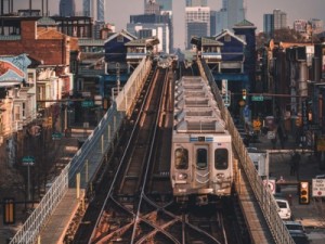 Mulher é estuprada em trem e passageiros, em vez de ajudarem, fazem fotos e vídeos