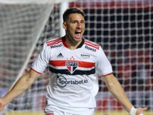 São Paulo vence Corinthians, abre distância do Z-4 e freia ascensão do rival