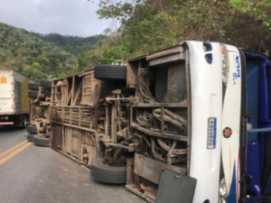 Ônibus tomba e deixa dois mortos na serra de Tianguá, no Ceará; secretário confirma 46 feridos