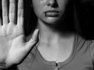 Homem é preso suspeito de agredir ex-namorada, filha de três anos e filho de seis meses, no interior do Ceará