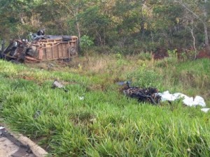 13 pessoas morrem em acidente entre caminhonete e van que transportava pacientes em MT