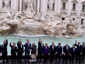 Isolado, Bolsonaro não aparece em foto de líderes do G-20 na famosa Fontana di Trevi