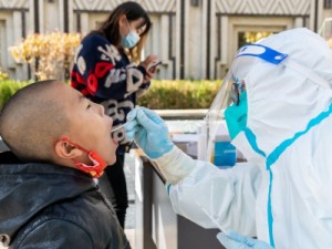 China pede que população estoque comida em meio a controle por novo surto de Covid-19