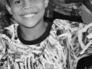 Criança morre com tiro nas costas enquanto brincava com amigos em quadra esportiva no Ceará