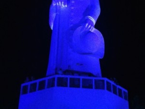 Estátua do Padre Cícero ganha iluminação em alusão ao Novembro Azul