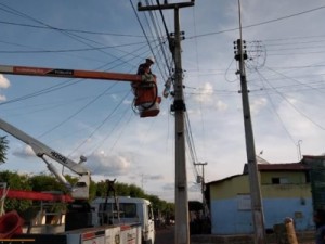 Gestão Municipal nas comunidades fazendo reposição de lâmpadas queimadas