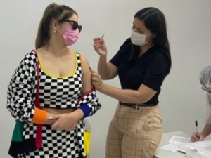 Marília Mendonça se vacinou contra a Covid horas antes de morrer em acidente de avião; foto