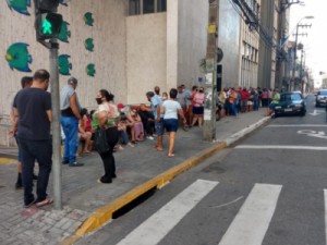 Procon pede multa de R$ 14 milhões caso banco não elimine filas na madrugada em Fortaleza