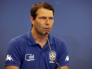 CBF demite Leonardo Gaciba do comando da Comissão de Arbitragem
