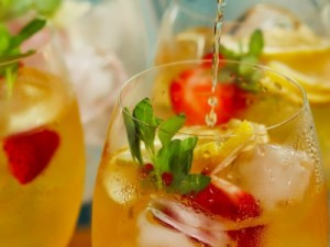 Drink refrescante leva espumante e frutas como morango, uva, tangerina e limão-siciliano