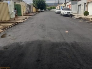 Asfalto urbaniza a Rua L 5 e outras no Bairro Cirolandia