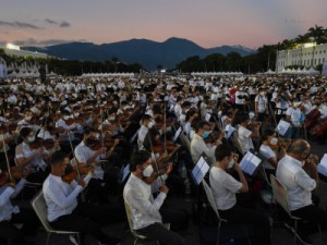 12 mil músicos venezuelanos tentam bater o recorde de maior orquestra do mundo