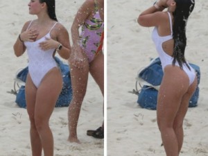 Larissa Manoela se refresca em ducha da praia após jogar futevôlei