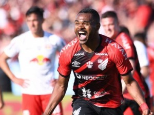 Com gol de Nikão, Athletico vence Bragantino e é bicampeão da Sul-Americana