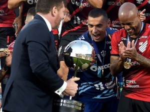 Athletico chega ao sétimo título em quatro temporadas e se agiganta com bi da Sul-Americana; análise