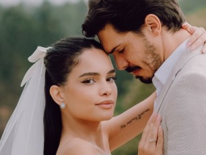 Carol Macedo entra na contagem regressiva do casamento com ensaio pré-wedding; detalhes do look