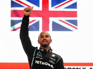 Hamilton vence de ponta a ponta no Catar, com Alonso no pódio após 7 anos