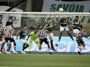 Atlético-MG busca empate com reservas do Palmeiras, mas adia "jogo de título"