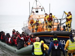 Naufrágio de bote de imigrantes no Canal da Mancha deixa 33 mortos