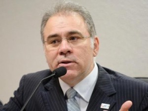 Ministro da Saúde assina acordo com a Pfizer para compra de 100 milhões de doses de vacina para 2022