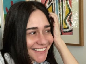 Alessandra Negrini volta para a casa após longo período na Europa: "Sensação deliciosa"