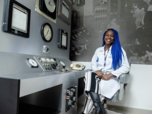 Estudante da USP é primeira brasileira preta premiada com bolsa de agência nuclear internacional