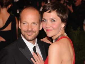 Atriz Maggie Gyllenhaal confessa desconforto ao dirigir marido em cenas de sexo