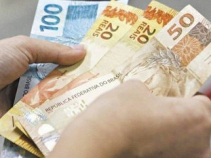 Salário mínimo: deputados votam hoje proposta que eleva o valor para R$ 1.210 em 2022. Entenda