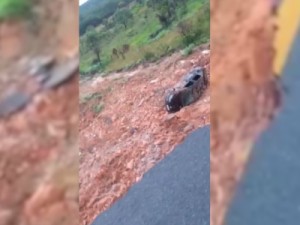 Cratera se abre na GO-118 e rodovia é interditada entre Teresina de Goiás e Alto Paraíso