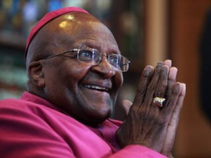 Desmond Tutu, arcebispo da África do Sul e vencedor do Nobel da Paz, morre aos 90 anos