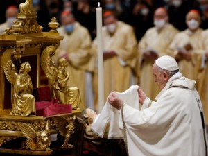 Papa Francisco celebra Missa do Galo e convida fiéis a 'amar a pequenez'