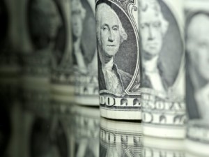 Dólar bate os R$ 5,70, mas termina o dia em queda