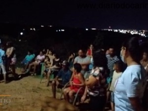 Grupo Coração Solidário faz ação com jantar, roupas, calçados e brinquedos no morro do lixão