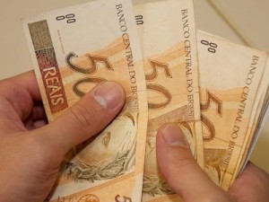 Bolsonaro anuncia salário mínimo de R$ 1.212 em 2022