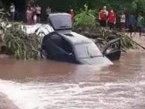 Pai, mãe e três filhos morrem após carro cair em riacho no Norte do PI