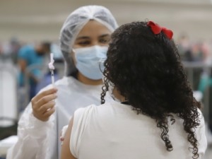 Ceará aprova aplicação de vacina da Pfizer em crianças de 5 a 11 anos sem prescrição médica