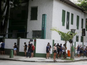 Covid-19: Testes positivos para a doença saltaram de 5% para 30% em unidades da rede particular no Rio