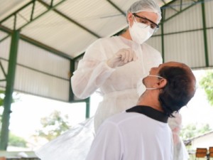 Índice de positivos para Covid em testes de farmácia triplica em uma semana, aponta Abrafarma