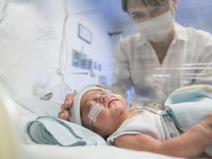 Proporção de bebês hospitalizados aumenta com a Ômicron, diz estudo britânico