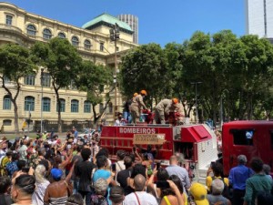 Após velório, corpo de Elza Soares é levado em carro do Corpo de Bombeiros para o cemitério