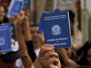 Trabalhador com carteira assinada não tem ganho real há três anos, diz estudo